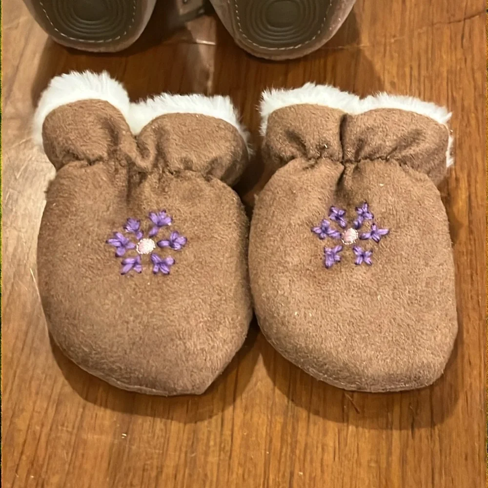 Weebok by Reebok Mini Snowflake Baby Infant Booties Boots and Mitts set Size 0